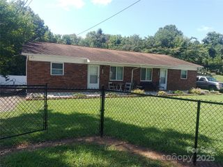 1755 2nd Avenue NW, Hickory, NC 28601