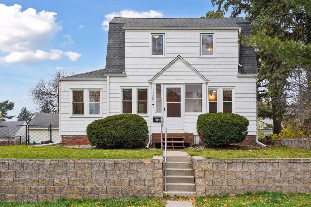 1705 Ivy Avenue E, Saint Paul, MN 55106