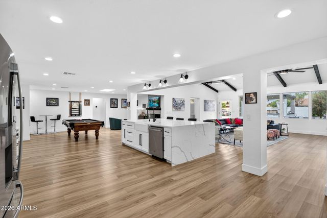 7222 W JOHN CABOT Road, Glendale, AZ 85308