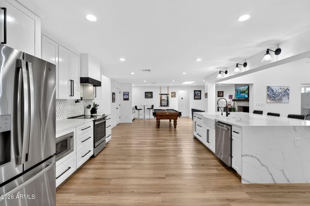 7222 W JOHN CABOT Road, Glendale, AZ 85308
