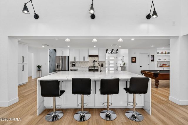 7222 W JOHN CABOT Road, Glendale, AZ 85308