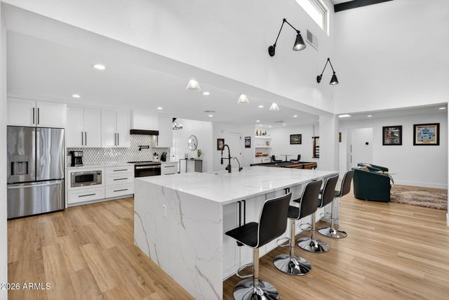 7222 W JOHN CABOT Road, Glendale, AZ 85308