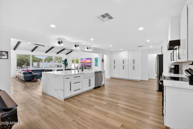 7222 W JOHN CABOT Road, Glendale, AZ 85308