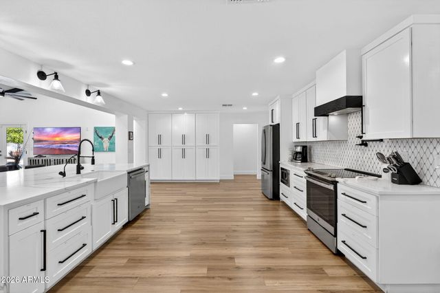 7222 W JOHN CABOT Road, Glendale, AZ 85308