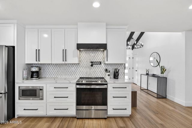 7222 W JOHN CABOT Road, Glendale, AZ 85308