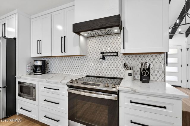 7222 W JOHN CABOT Road, Glendale, AZ 85308