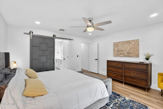 7222 W JOHN CABOT Road, Glendale, AZ 85308