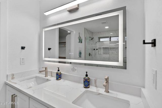 7222 W JOHN CABOT Road, Glendale, AZ 85308
