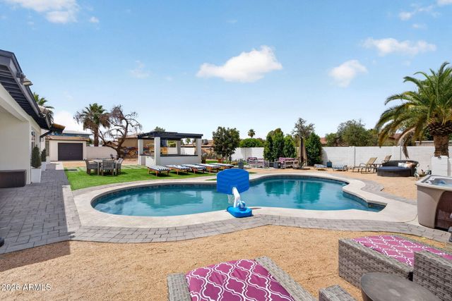 7222 W JOHN CABOT Road, Glendale, AZ 85308
