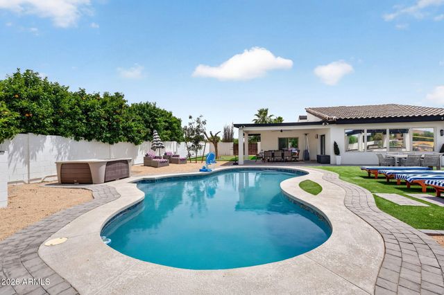 7222 W JOHN CABOT Road, Glendale, AZ 85308