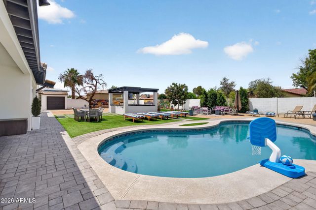 7222 W JOHN CABOT Road, Glendale, AZ 85308