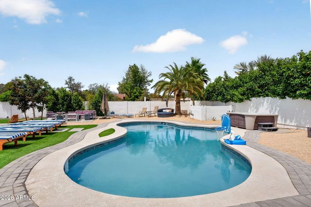 7222 W JOHN CABOT Road, Glendale, AZ 85308