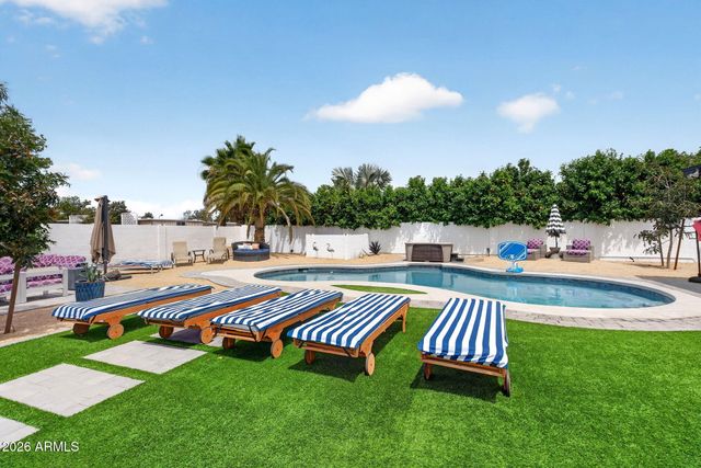 7222 W JOHN CABOT Road, Glendale, AZ 85308