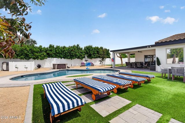 7222 W JOHN CABOT Road, Glendale, AZ 85308