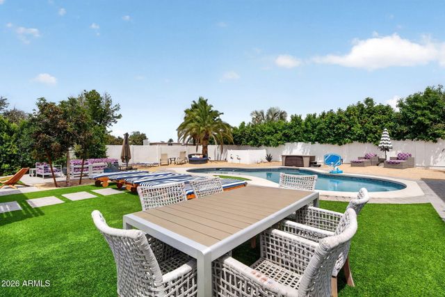7222 W JOHN CABOT Road, Glendale, AZ 85308
