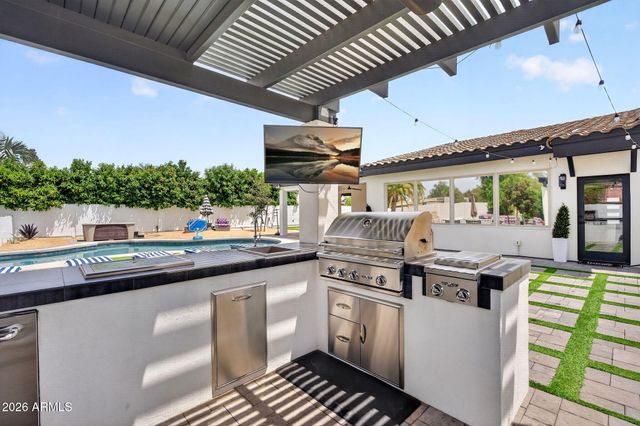 7222 W JOHN CABOT Road, Glendale, AZ 85308