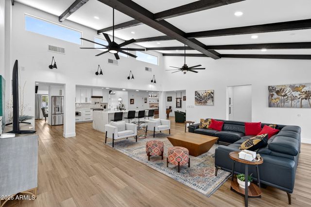 7222 W JOHN CABOT Road, Glendale, AZ 85308