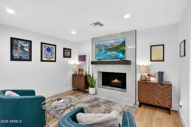 7222 W JOHN CABOT Road, Glendale, AZ 85308
