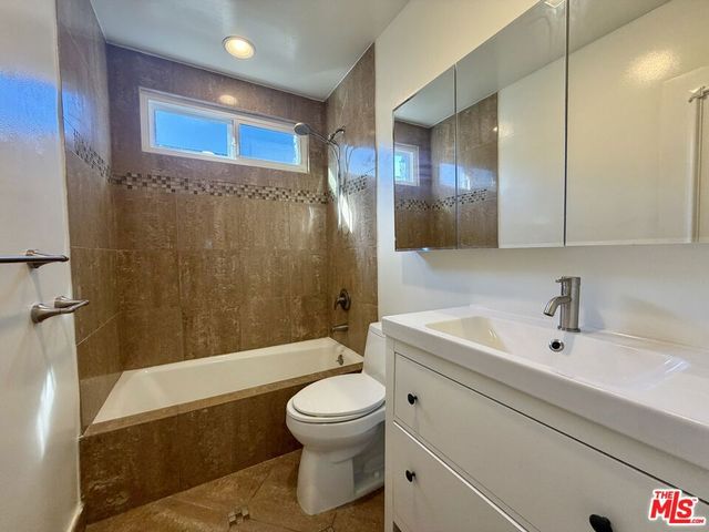 937 5th Street 8, Santa Monica, CA 90403