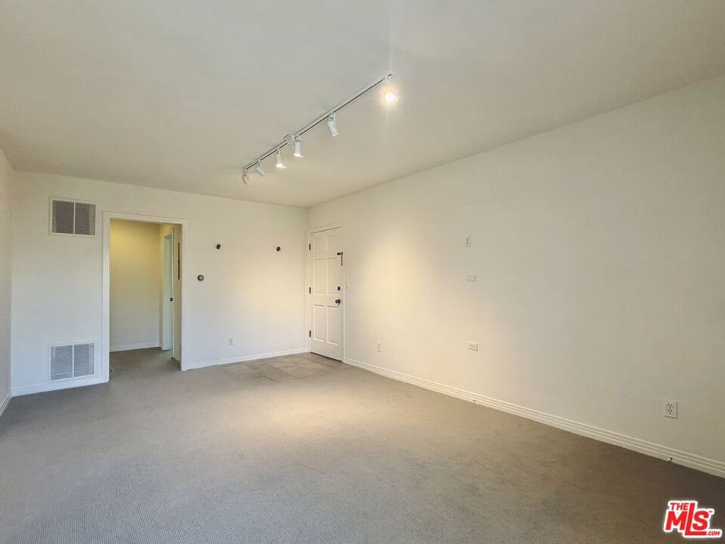 937 5th Street 8, Santa Monica, CA 90403 — photo 2