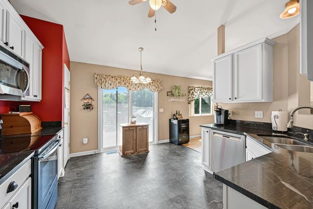 415 E Sunny Hill DRIVE, Elkhorn, WI 53121