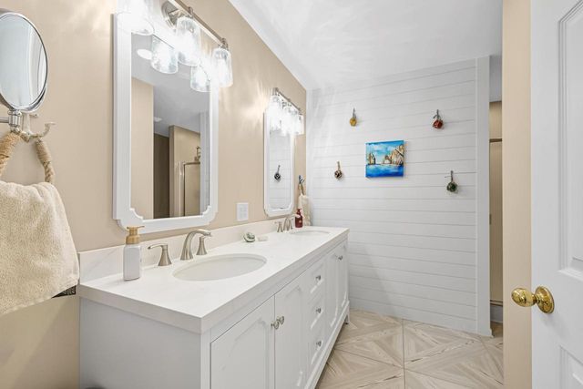 415 E Sunny Hill DRIVE, Elkhorn, WI 53121
