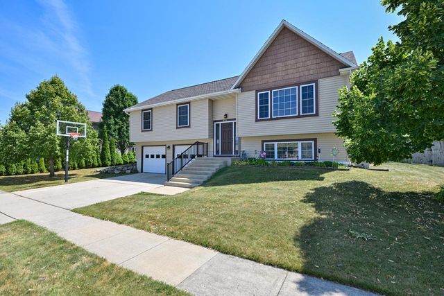 415 E Sunny Hill DRIVE, Elkhorn, WI 53121