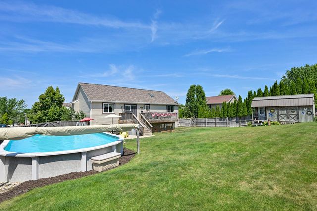 415 E Sunny Hill DRIVE, Elkhorn, WI 53121