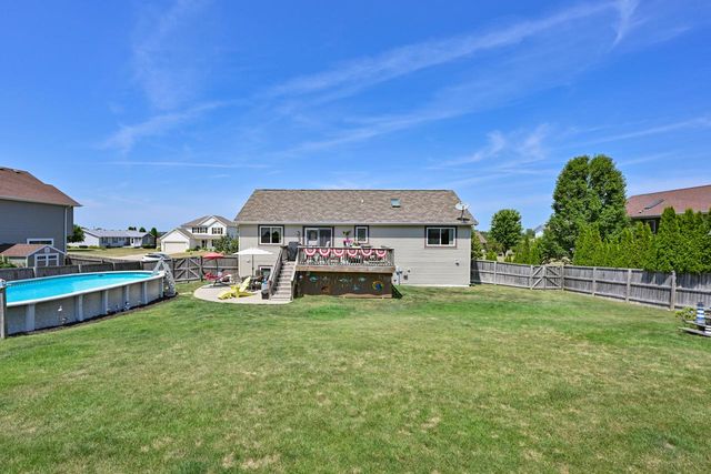 415 E Sunny Hill DRIVE, Elkhorn, WI 53121