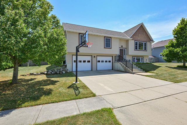 415 E Sunny Hill DRIVE, Elkhorn, WI 53121