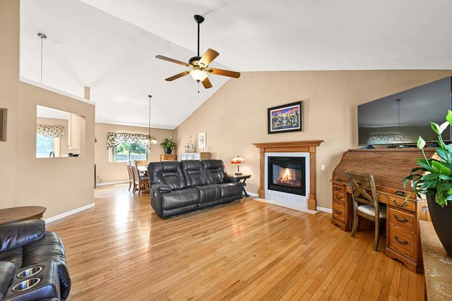 415 E Sunny Hill DRIVE, Elkhorn, WI 53121