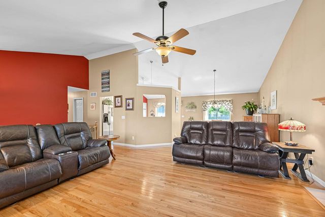 415 E Sunny Hill DRIVE, Elkhorn, WI 53121