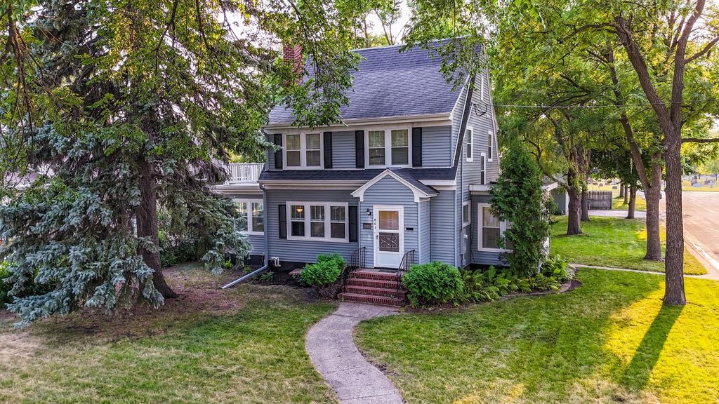 803 10th Street S, Moorhead, MN 56560