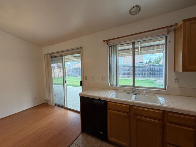 2350 E Fallbrook Avenue, Fresno, CA 93720