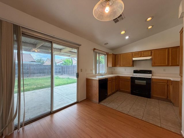 2350 E Fallbrook Avenue, Fresno, CA 93720