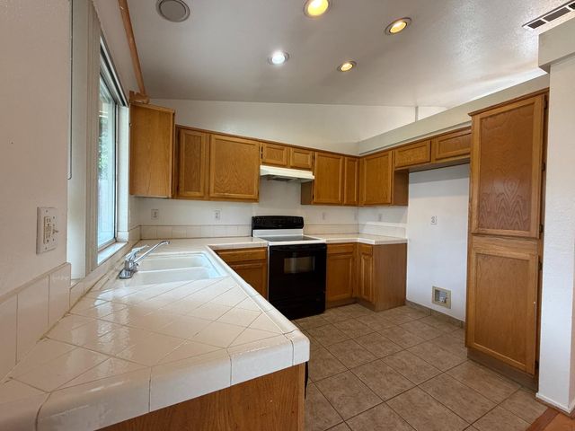 2350 E Fallbrook Avenue, Fresno, CA 93720