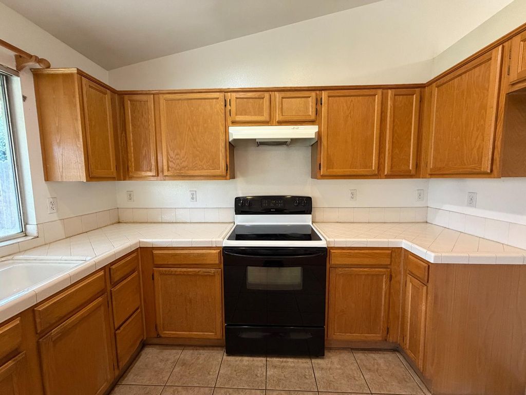 Image 10 of property listing at 2350 E Fallbrook Avenue, Fresno, CA 93720