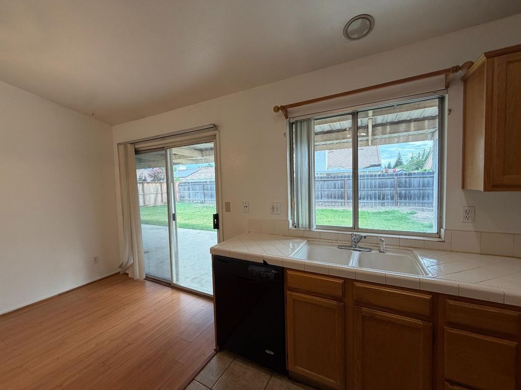 Image 11 of property listing at 2350 E Fallbrook Avenue, Fresno, CA 93720