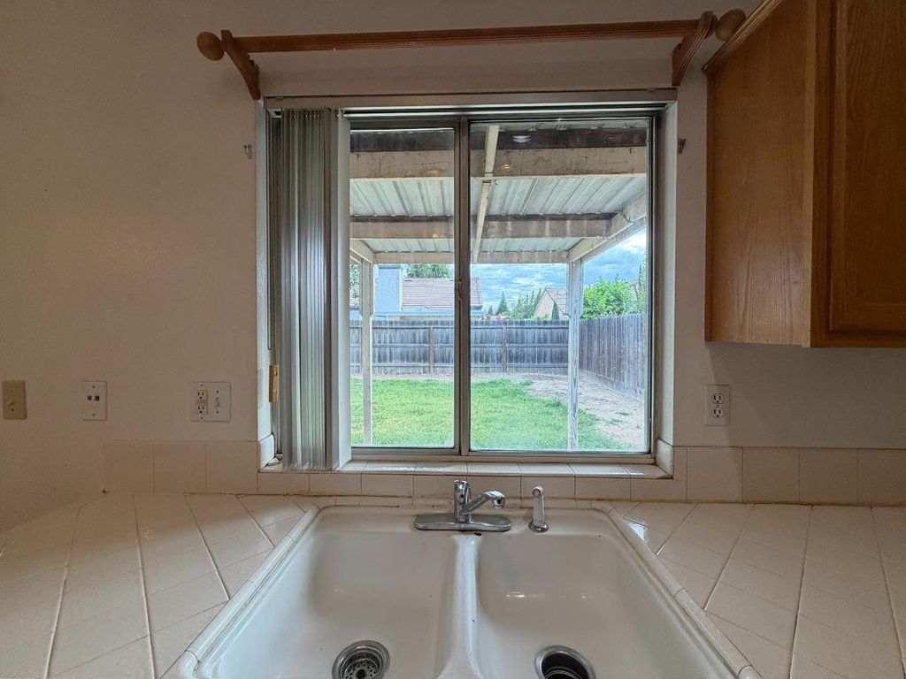 Image 12 of property listing at 2350 E Fallbrook Avenue, Fresno, CA 93720
