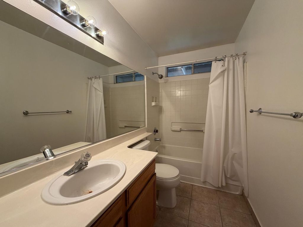 Image 13 of property listing at 2350 E Fallbrook Avenue, Fresno, CA 93720