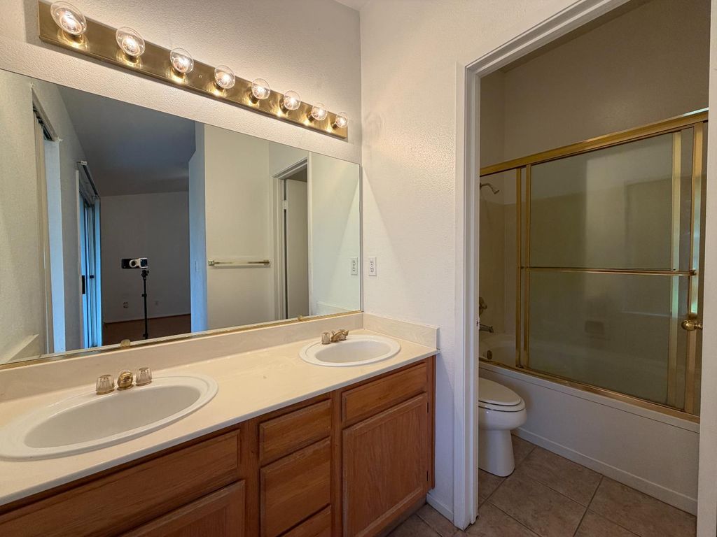 Image 22 of property listing at 2350 E Fallbrook Avenue, Fresno, CA 93720