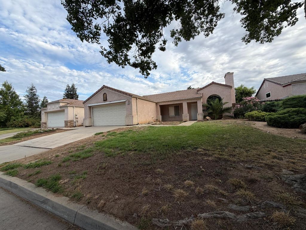 Image 3 of property listing at 2350 E Fallbrook Avenue, Fresno, CA 93720