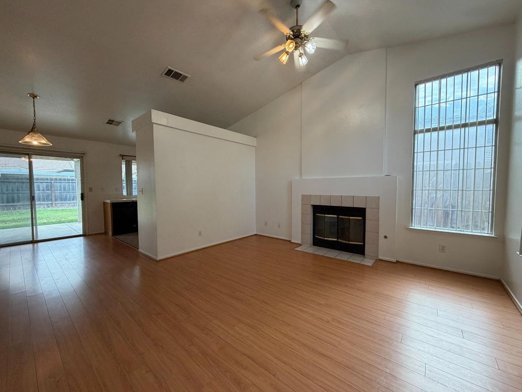 Image 4 of property listing at 2350 E Fallbrook Avenue, Fresno, CA 93720