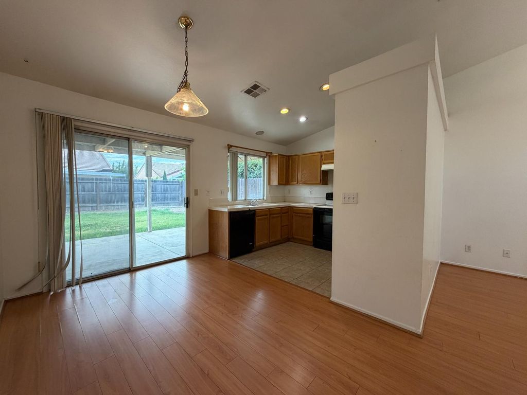 Image 7 of property listing at 2350 E Fallbrook Avenue, Fresno, CA 93720