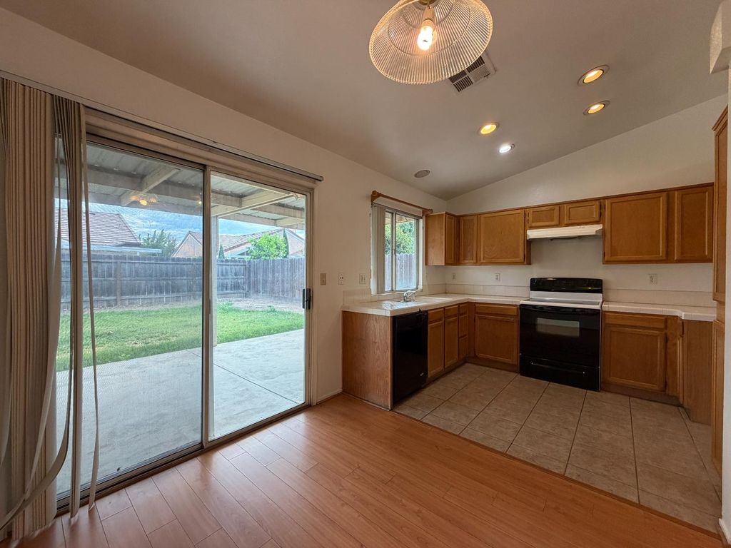 Image 8 of property listing at 2350 E Fallbrook Avenue, Fresno, CA 93720