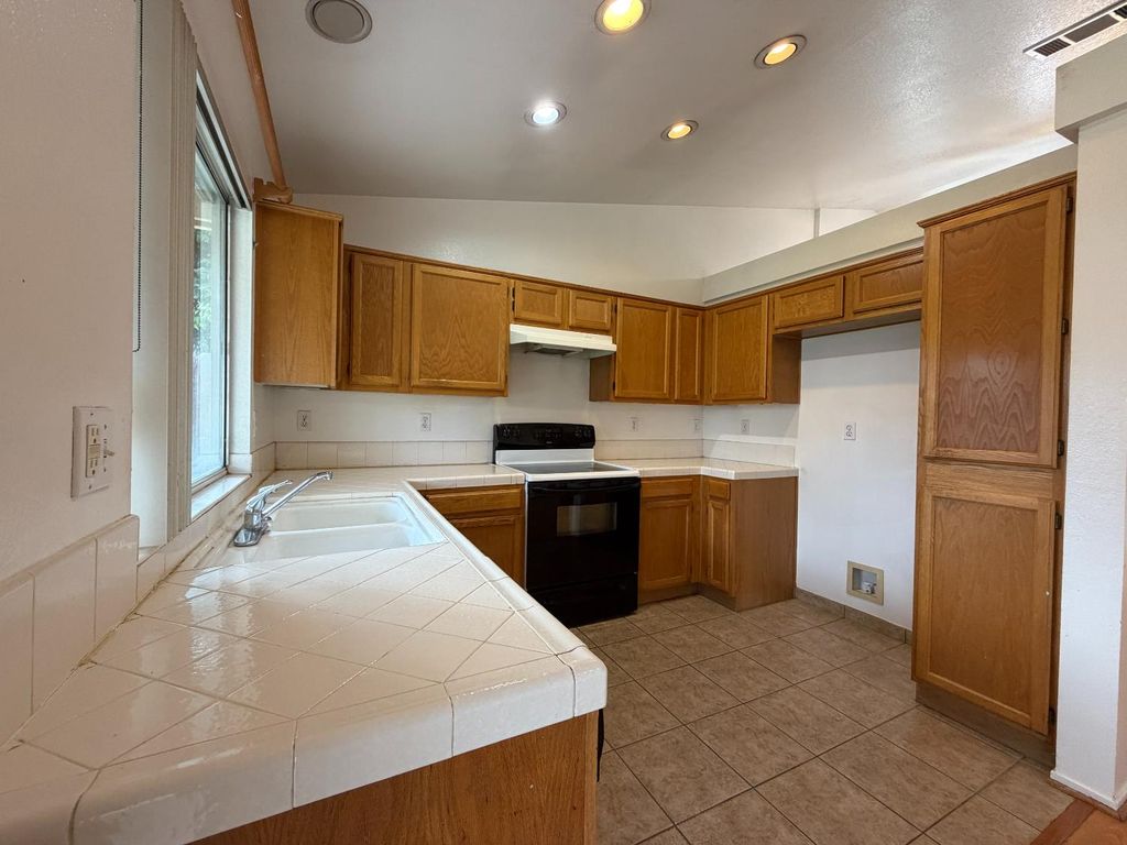 Image 9 of property listing at 2350 E Fallbrook Avenue, Fresno, CA 93720