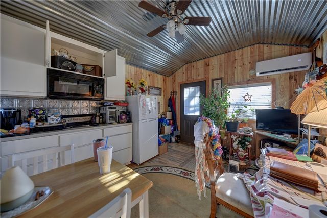 320 Gulf Avenue, Caldwell, TX 77836