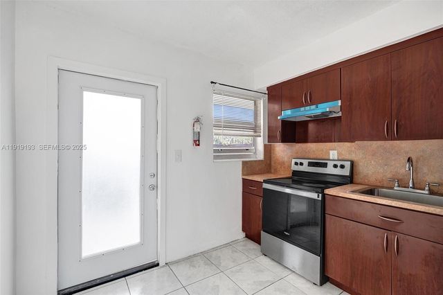 29 SW 8th Ave 1, Dania Beach, FL 33004