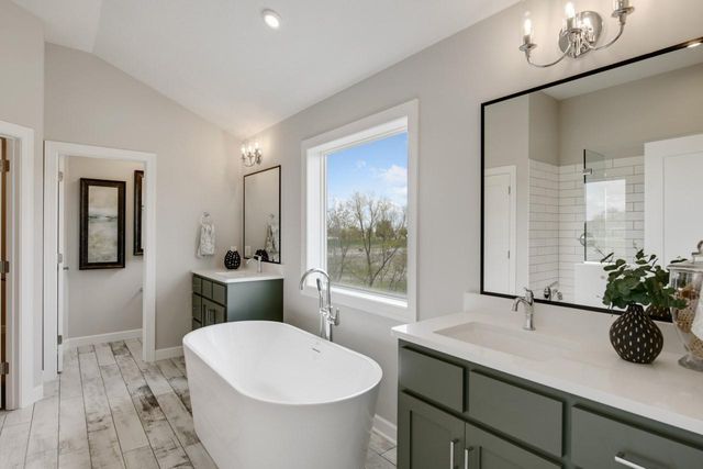 3660 Knightsbridge Lane N, Lake Elmo, MN 55042