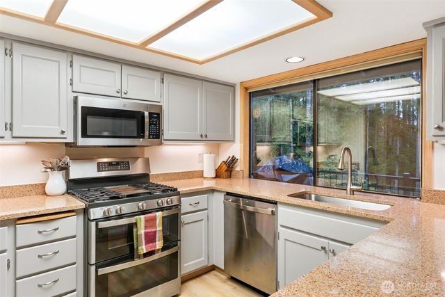 22934 SE 37th St, Sammamish, WA 98075